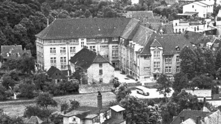 10 Das ehemalige Eutiner Konzentrationslager (Ausschnitt einer Ansichtskarte aus den 1950er Jahren), Fotograf: Ferdinand Urbahns. Quelle: Stadtarchiv Eutin.