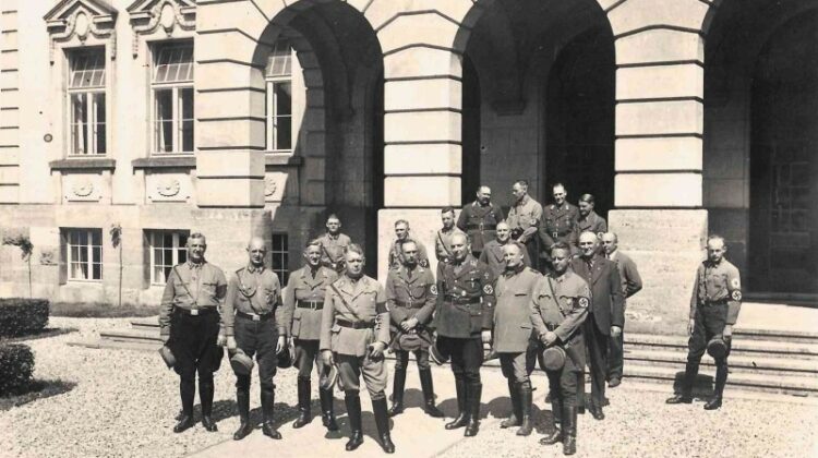 11 Regierungspräsident Heinrich Bömcker (5. von links) mit Bürgermeistern vor dem Regierungsgebäude des Landesteils Lübeck am 17.Juli 1934, Fotografin: Martha Giesler. Quelle: Stadtarchiv Eutin.